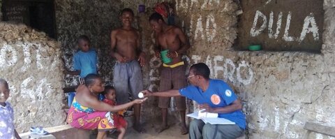 Dispensing deworming tablets as part of the TUMIKIA research project in Kenya. Photo credit London Applied & Spatial Epidemiology Research Group (LASER)